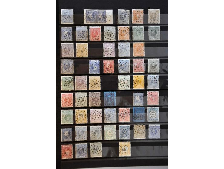 puntstempels (ca. 600 ex.) collectie tussen 1-250 op diverse waarden vanaf emissie 1867 in insteekboek 