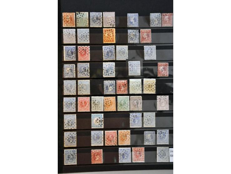 puntstempels (ca. 600 ex.) collectie tussen 1-250 op diverse waarden vanaf emissie 1867 in insteekboek 