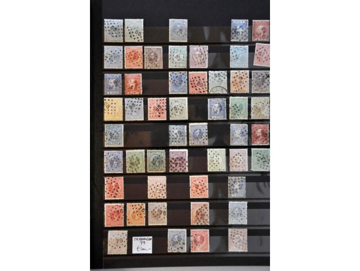 puntstempels (ca. 600 ex.) collectie tussen 1-250 op diverse waarden vanaf emissie 1867 in insteekboek 
