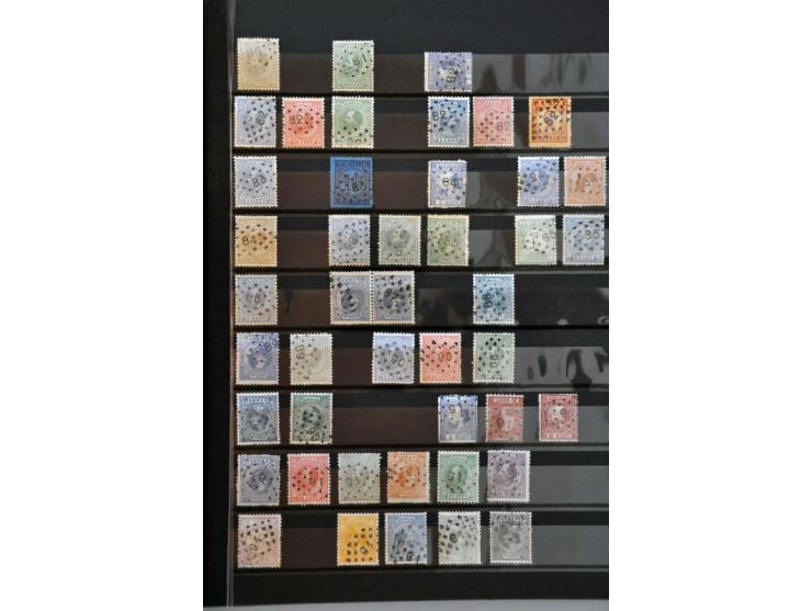 puntstempels (ca. 600 ex.) collectie tussen 1-250 op diverse waarden vanaf emissie 1867 in insteekboek 