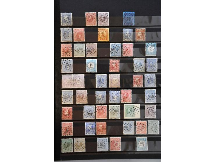 puntstempels (ca. 600 ex.) collectie tussen 1-250 op diverse waarden vanaf emissie 1867 in insteekboek 