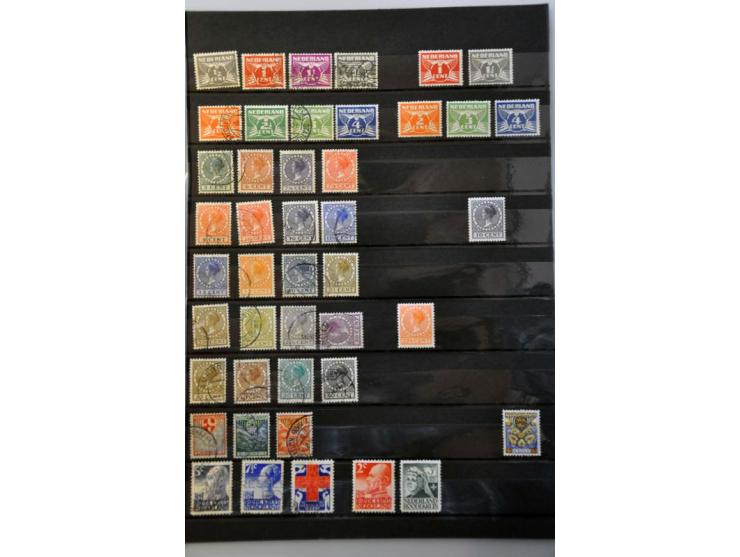 collectie gestempeld en */ ** met beter materiaal o.a. Nederland; nr. 49, Interneringszegels, Vliegtuigserie, etc. in 2 ringb