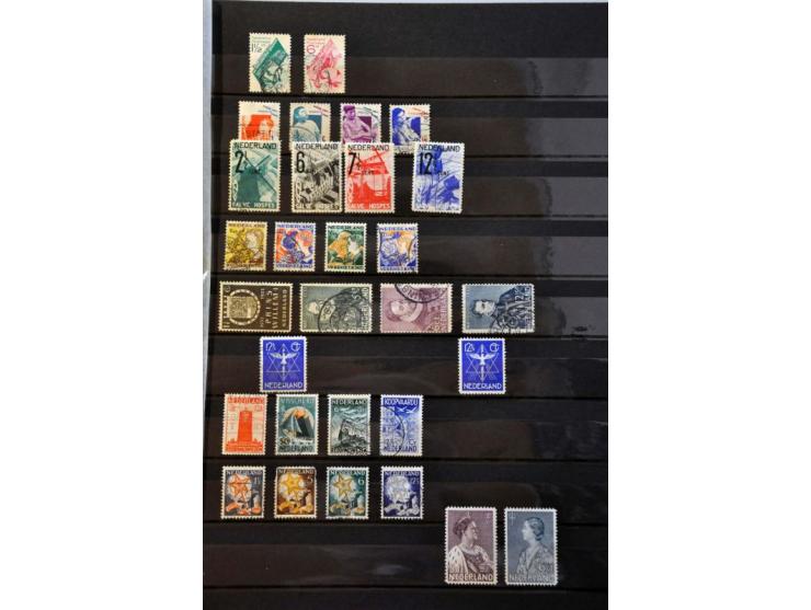 collectie gestempeld en */ ** met beter materiaal o.a. Nederland; nr. 49, Interneringszegels, Vliegtuigserie, etc. in 2 ringb