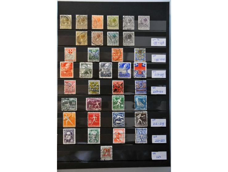 collectie 1852-2012 gestempeld (o.a. 104-105) en * en ** w.b 136-138 in 2 insteekboeken