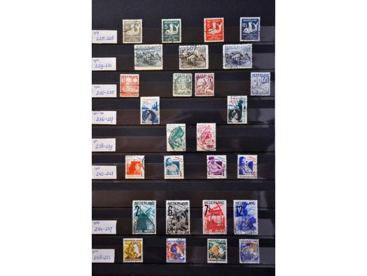 collectie 1852-2012 gestempeld (o.a. 104-105) en * en ** w.b 136-138 in 2 insteekboeken
