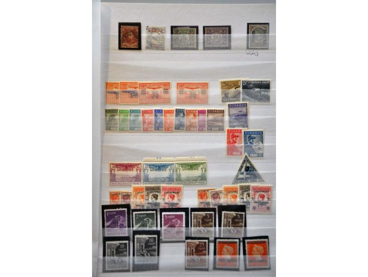 collectie Wilhelmina en Hulpuitgifte 1948 -1949 gestempeld en */** incl. opdrukvariëteiten met o.a  346b (2 ex.), RIS tevens 