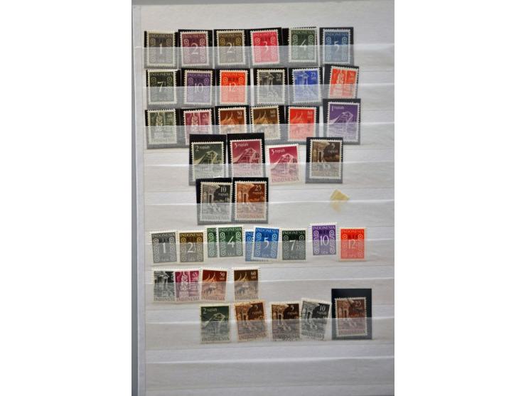 collectie Wilhelmina en Hulpuitgifte 1948 -1949 gestempeld en */** incl. opdrukvariëteiten met o.a  346b (2 ex.), RIS tevens 