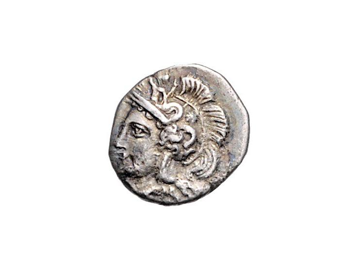 Griekse munten Calabria, Tarentum, Diobol ca. 325-280 BC, AR 1.14 g. - Obv: Head of Athena right, wearing crested Attic helme