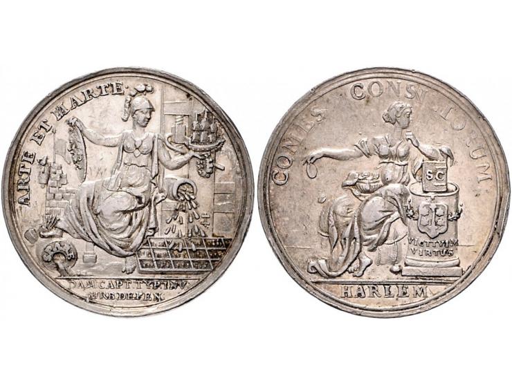 Historiepenningen (1740) Haarlem,vroedschapspenning zonder jaar - VZ Stedenmaagd naast altaar met wetboek reikt een vroedscha