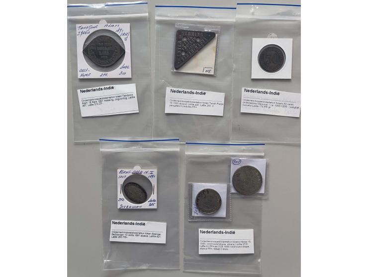 6 different plantation tokens (ondernemingsgeld) and medal Kerstvlucht Pelikaan including documentation in small box