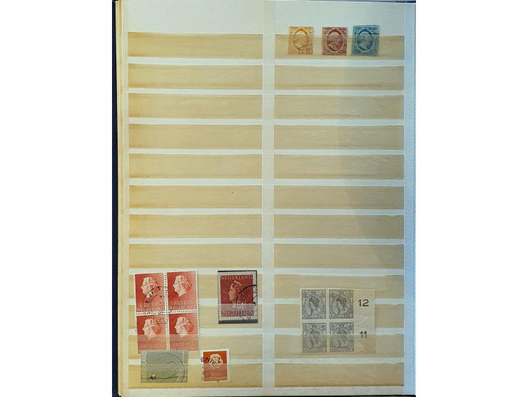gestempeld en */** vanaf 1852 met beter materiaal (o.a. 8x NL nr. 105) in 2 insteekboeken en map
