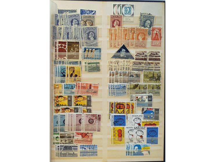gestempeld en */** vanaf 1852 met beter materiaal (o.a. 8x NL nr. 105) in 2 insteekboeken en map