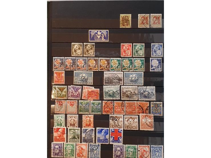 gestempeld en */** vanaf 1852 w.b. beter materiaal, stempels, grotere eenheden etc. in 2 insteekboeken