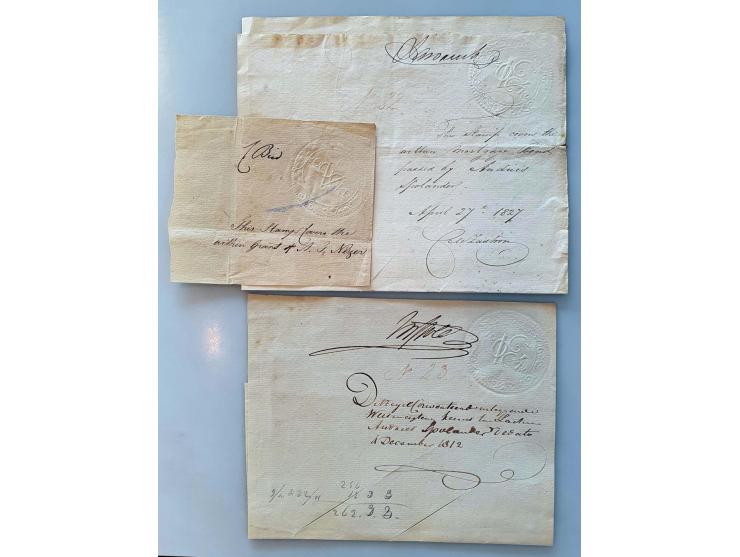 fiscaal droogstempels VOC/Kaap de Goede Hoop op 2 documenten (resp. 1812 en 1827) en fragment
