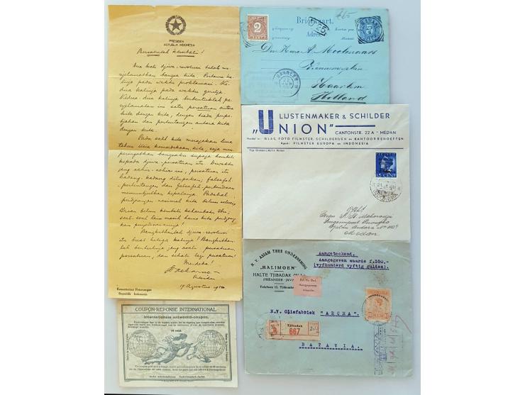 18 betere poststukken w.b. pakketkaarten, aangetekend, antwoordcoupon, stempels, strooibiljet ondertekend door Soekarno uitge