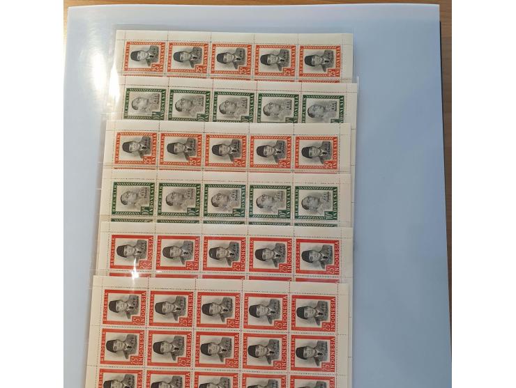 Weense drukken, 24 complete velletjes van 20 ex. 10 rupiah Hatta en 25 rupiah Soekarno, alle met verschillende opdrukken