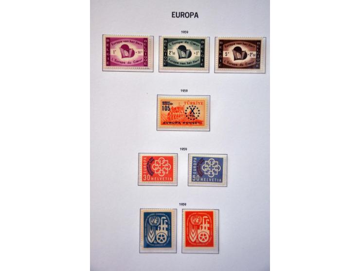 collection 1949- 1997 mainly */** including better forerunners, booklets, miniature sheets etc. in 7 Davo albums and stockboo
