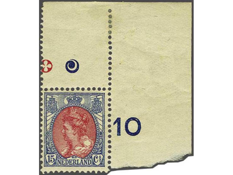 15 cent blauw en karmijn met hoekvelrand met drukkerstekens, enkele plakkerresten op velrand