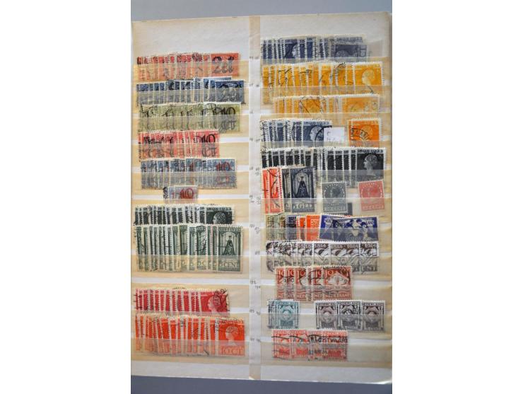 voorraad gestempeld 1852-2010 met betere ex. en veel roltanding, port etc. (klein deel */**) in 4 dikke insteekboeken in doos