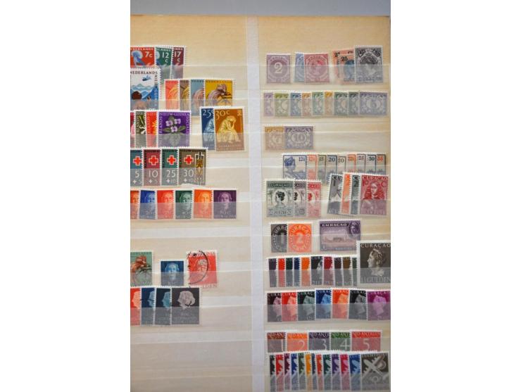 gestempeld en */** met veel beter materiaal w.b. Nederland nr. 101 (gebreken), Jubileum 1923 Suriname etc. in insteekboek