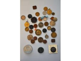 Historiepenningen Lot diverse medailles, draagtekens, jetons etc in doosje