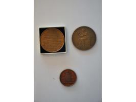 Historiepenningen 1937 100-jarig bestaan Provinciaal genootschap door A. Terwesten brons, en twee andere penningen betreffend