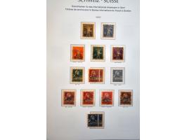 collectie 1850-1986 met betere ex. en series w.b. klassiek, dienst, nominaal, iets post(waarde)stukken, etc. in 4 albums, ins