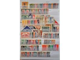 collectie * en gestempeld, in gemengde kwaliteit, in 6 albums in doosje