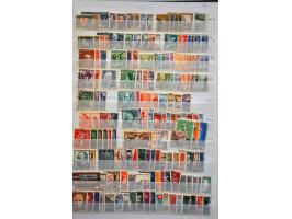 collectie * en gestempeld, in gemengde kwaliteit, in 6 albums in doosje