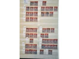 5 cent blauw en 10 cent karmijn, voorraad gestempeld deels op positie gesorteerd. Totaal ruim 2300 ex. w.b. paren, strippen, 