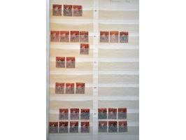 5 cent blauw en 10 cent karmijn, voorraad gestempeld deels op positie gesorteerd. Totaal ruim 2300 ex. w.b. paren, strippen, 