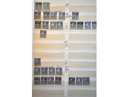 5 cent blauw en 10 cent karmijn, voorraad gestempeld deels op positie gesorteerd. Totaal ruim 2300 ex. w.b. paren, strippen, 