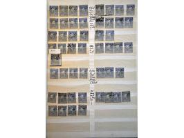 5 cent blauw en 10 cent karmijn, voorraad gestempeld deels op positie gesorteerd. Totaal ruim 2300 ex. w.b. paren, strippen, 
