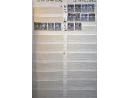 5 cent blauw en 10 cent karmijn, voorraad gestempeld deels op positie gesorteerd. Totaal ruim 2300 ex. w.b. paren, strippen, 