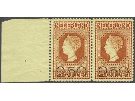 Opruimingsuitgifte 2½ op 10 gulden roodoranje op geel met plaatfout gebroken E in paar met normaal ex. met velrand, pracht ex