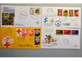 fdc's met handtekeningen ontwerpers, mooie collectie tussen 1961 en 1998 waarbij Wim Crouwel, Cas Oorthuys, Otto Treumann, Th