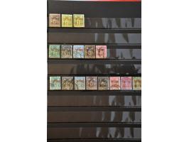 collection mainly */** starting with the classics and with many better sets, stamps and minisheets in 26 albums or stockbooks