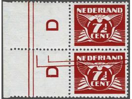 7½ cent rood in paar met velrand w.b. onderste zegel met variëteit velrandbedrukking deels in zegelbeeld. Bovenste zegel plak