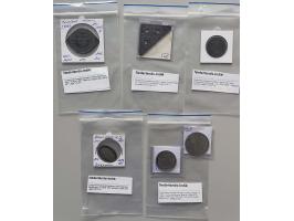 6 different plantation tokens (ondernemingsgeld) and medal Kerstvlucht Pelikaan including documentation in small box
