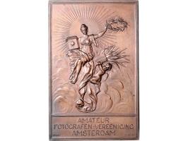 1895, plaquette Fotografie tentoonstelling Amsterdam (brons, 93.6x60mm) en plaquette Fotografie tentoonstelling 1902 Turijn (