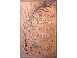 1895, plaquette Fotografie tentoonstelling Amsterdam (brons, 93.6x60mm) en plaquette Fotografie tentoonstelling 1902 Turijn (